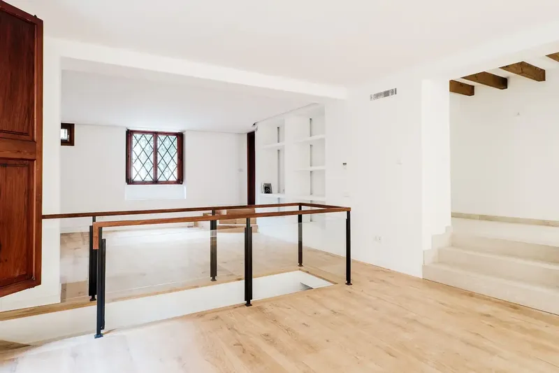 This recently renovated apartment is part of a palace in the heart of the old town, next to Palma Cathedral and — photo 8