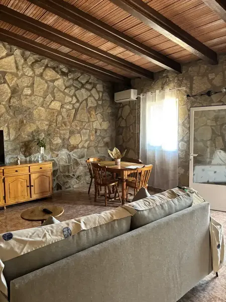 Se alquila acogedor chalet de estilo rústico de 110m construidos , ideal para quienes buscan tranquilidad, comodidad y espacio, tanto para v — photo 8