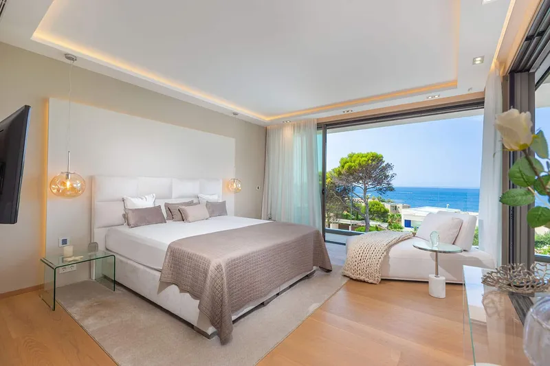 Design villa with sea views and exclusive amenities — photo 12