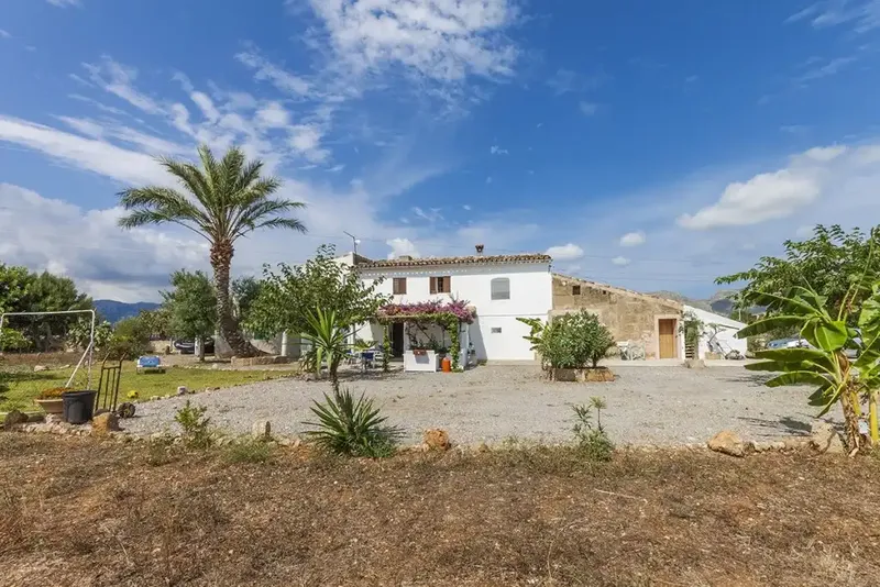 Rustic finca with a huge plot in the countryside between Pollensa and Port de Pollensa — photo 1