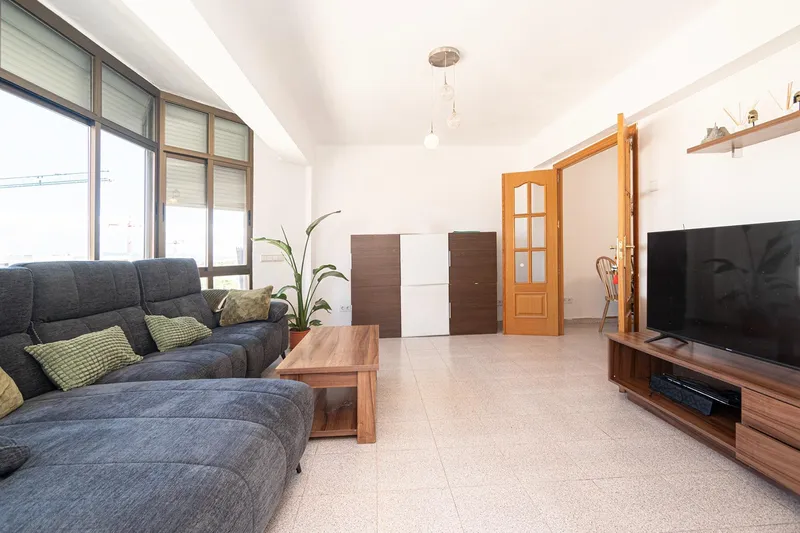 Bright 3-bedroom apartment in good condition with balcony — photo 1