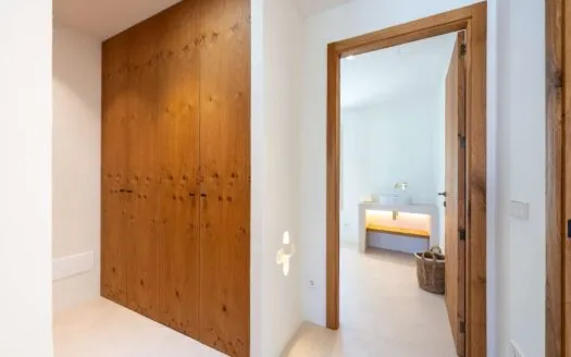 Renovated townhouse in Felanitx – with natural stone, wooden beams and stone staircase — photo 10