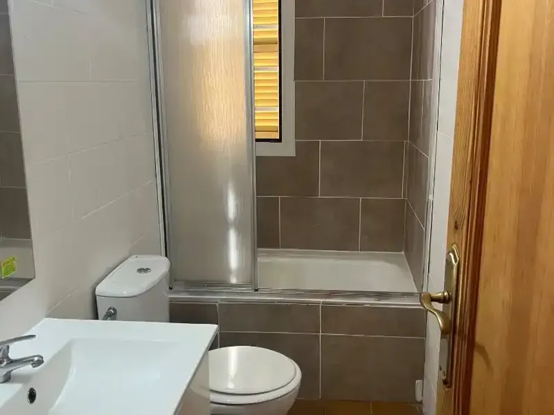 Se alquila apartamento planta baja en comunidad tranquila en sant elm a 30 metro del mar. Luminoso 3 habitaciones dos baños uno en suite com — photo 10