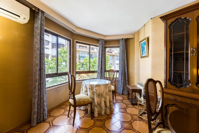 Spacious apartment with parking included on Calle Aragón — photo 8