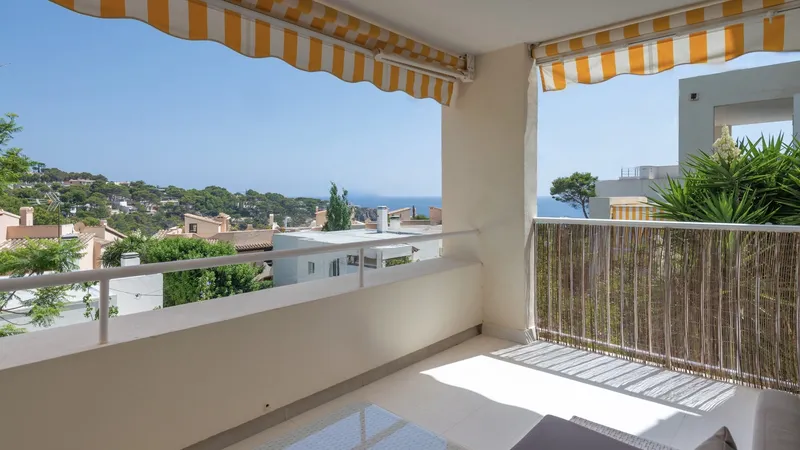 Refurbished sea view apartment for sale in Santa Ponsa in a quiet location close to the sea — photo 1