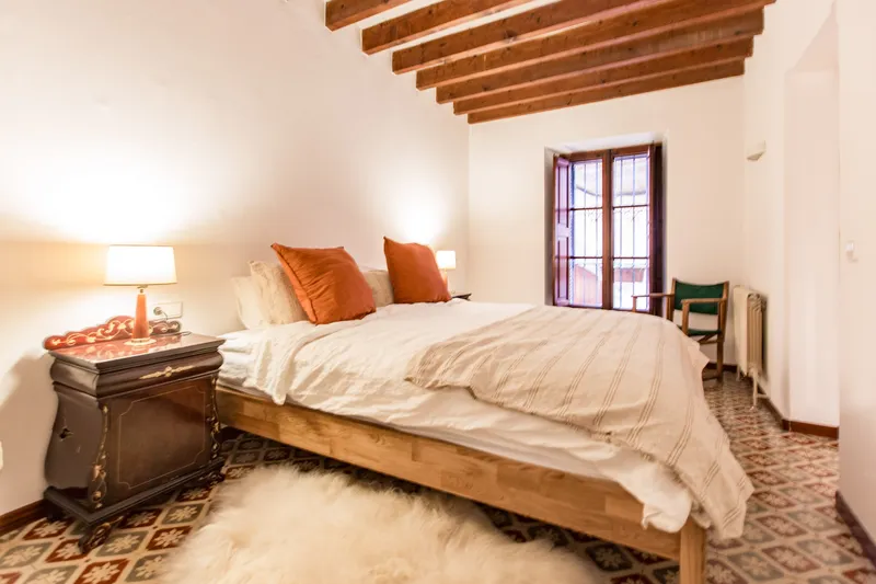 Spacious apartment in a quiet area of the Old Town – Monti-Sión — photo 7