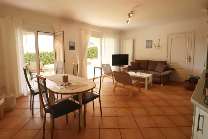 This spacious ground floor apartment is located in a quiet residential area of Peguera in Mallorca. The apartment offers a total of 5 rooms — photo 5