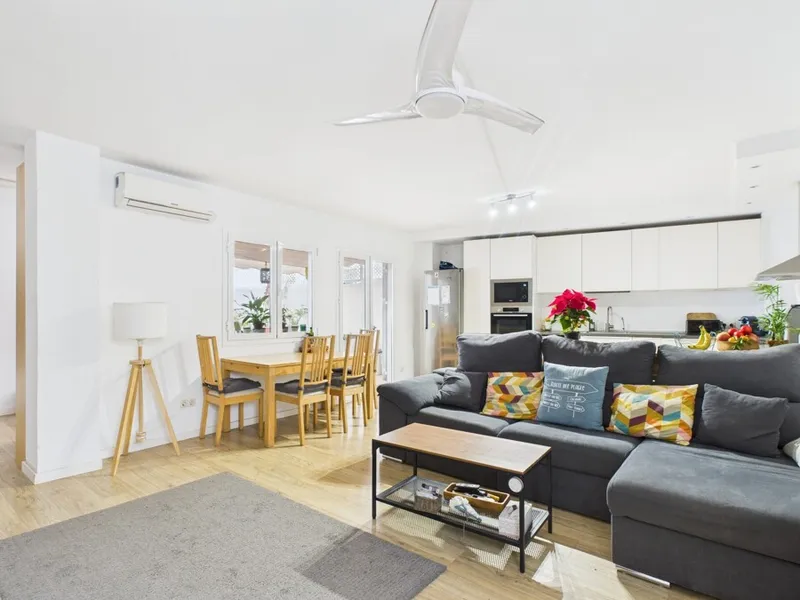 Three Bedroom Apartment with Spacious Terrace — photo 1