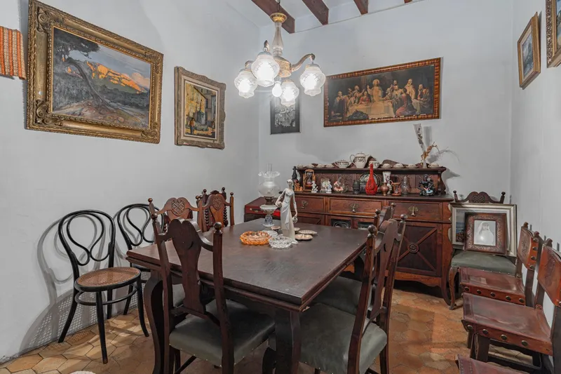 Centrally located manor house — photo 12