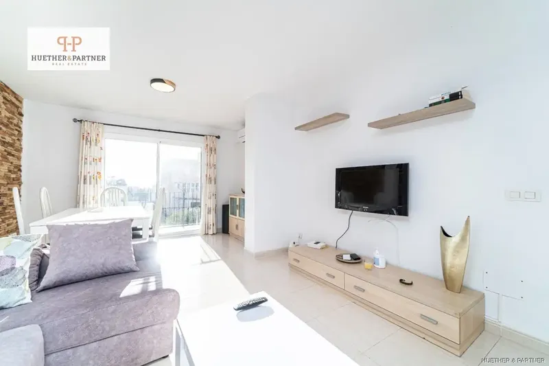 This modernized apartment impresses with its bright and cozy atmosphere. The spacious living room is equipped with a double-leaf balcony door — photo 5