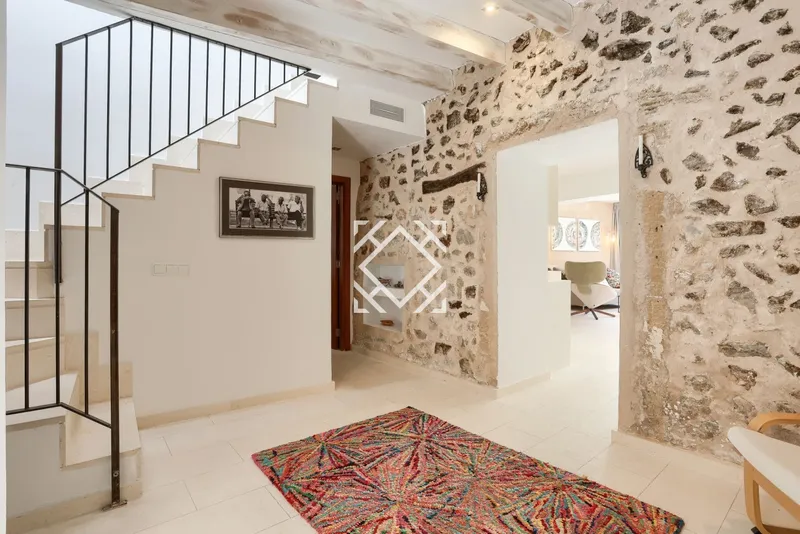 House for sale with large terrace and swimming pool near the historic centre of Pollensa, Mallorca. — photo 11