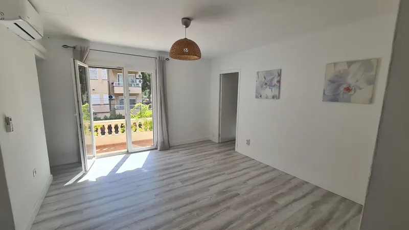 Nice flat in Calvià, Palma Nova area. Living room, 2 bedrooms, 1 bathroom, terrace on the same floor, parking. Option to be delivered furnished. — photo 7