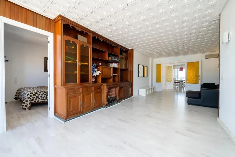 The property has 128 m2 built distributed in a spacious living-dining room, 4 bedrooms, 2 full bathrooms, 1 toilet, independent kitchen — photo 6