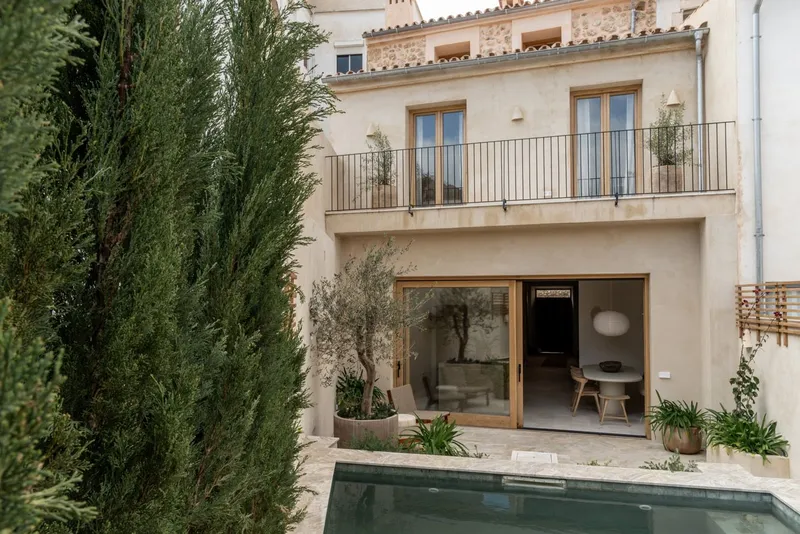 Renovated townhouse in Alaró with garden, pool and high-quality fittings — photo 1