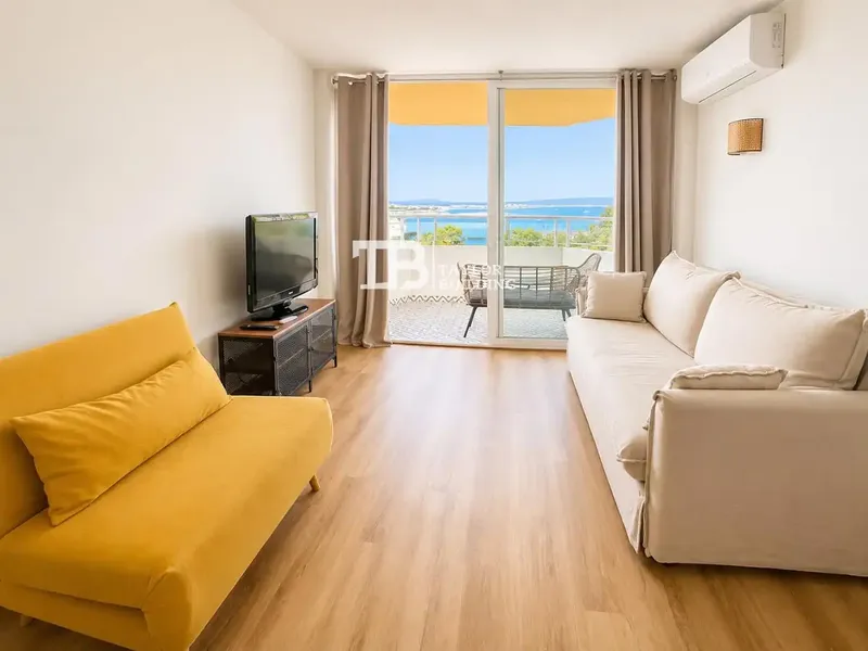 Taylor Building Real Estate sells this cozy renovated studio with sea views and balcony in Illetas, Calvià — photo 3