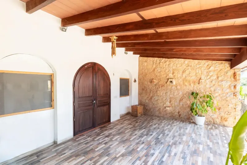 In an environment of absolute tranquility, on the outskirts of the charming village of Moscari, lies this magnificent rustic estate that combines — photo 12