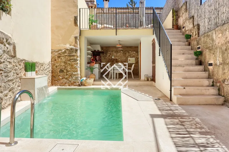 House for sale with large terrace and swimming pool near the historic centre of Pollensa, Mallorca. — photo 2
