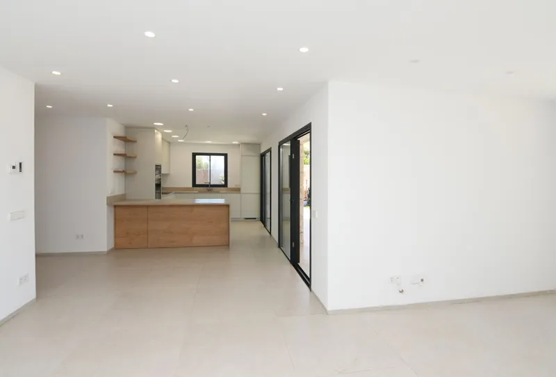 Modern and luxurious newly built villa in Cala Llombards — photo 11