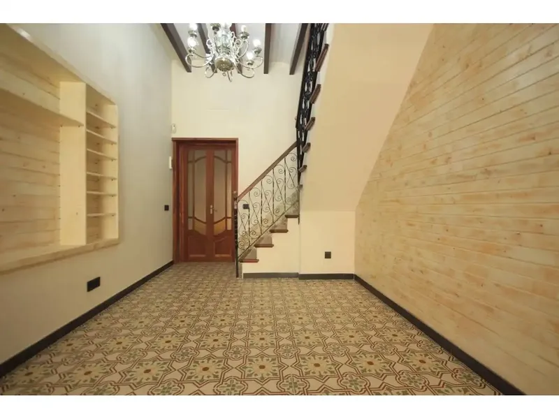 Total area 240 m², usable area 240 m², double bedrooms: 4, 3 bathrooms, condition: renovated — photo 2