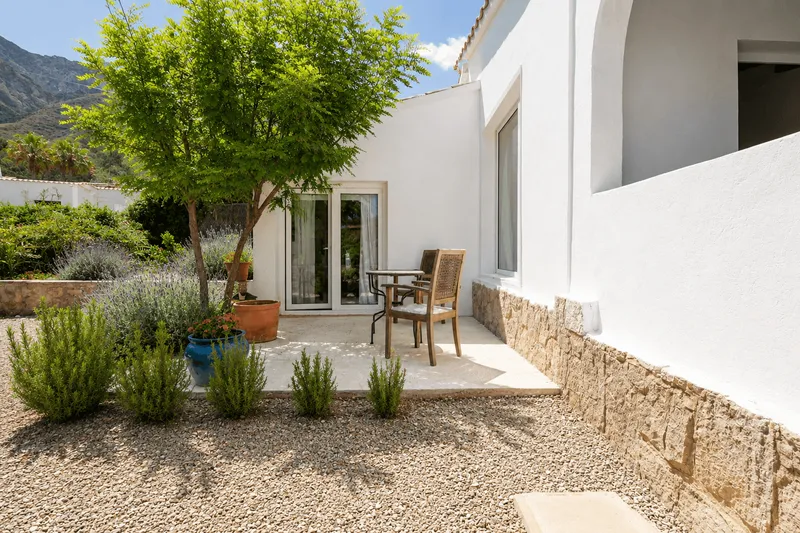 Only 400 meters to the sea: Renovated chalet with 2 bedrooms, high-quality fitted kitchen and garden — photo 1