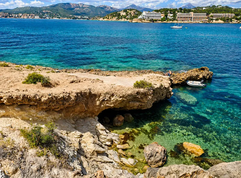 Urban building plot opposite the marina in Santa Ponsa with high investment potential — photo 5