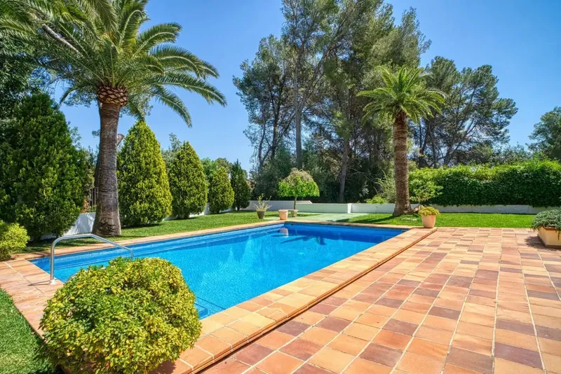 This exclusive villa is located directly on the Son Vida golf course, surrounded by a beautiful garden that guarantees privacy. — photo 5