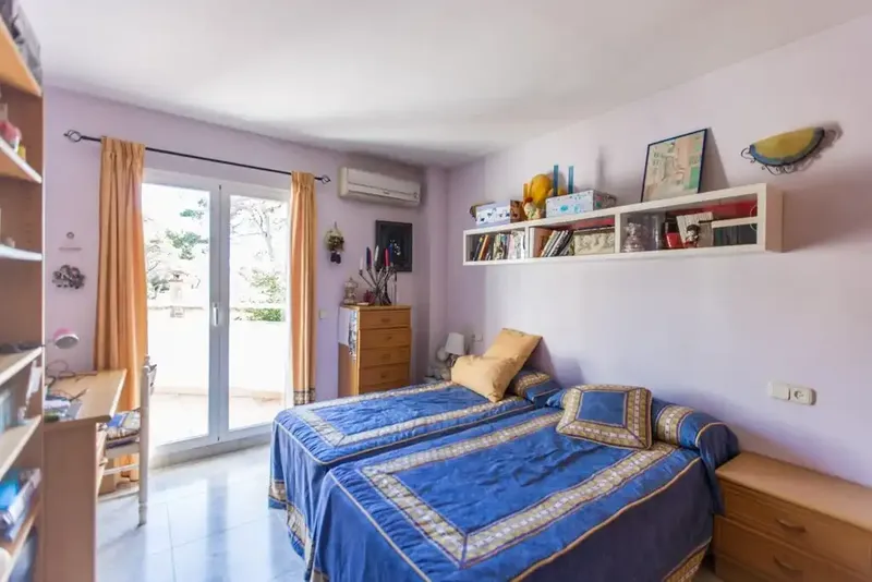 Situated in one of the most coveted residential areas of Portals Nous, this detached villa enjoys an elevated location next to a z — photo 4