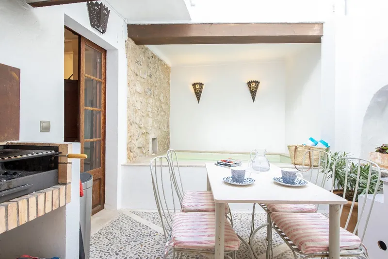 Traditional town house for sale in Pollensa with rental license — photo 1