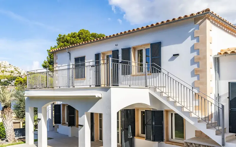 This impressive villa in Puerto Andratx is located in a quiet residential area, a few minutes' walk from restaurants, boutiques — photo 3