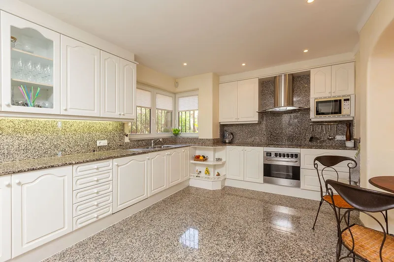 Mediterranean villa in quiet prime location near harbour and golf course — photo 8