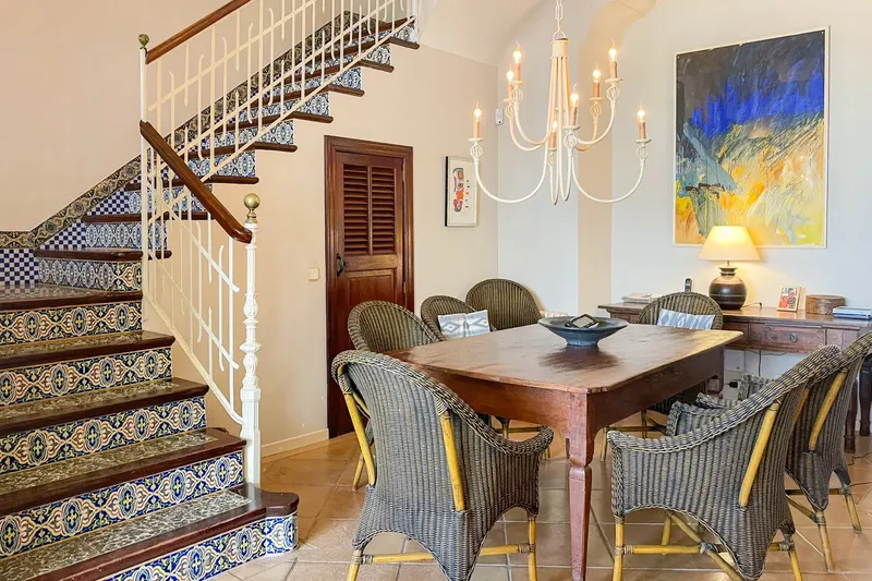Spacious townhouse with lovingly preserved vintage elements, large terrace with castle and distant views — photo 2