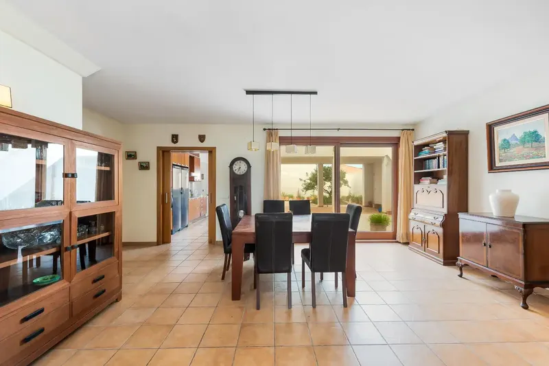 Located in Colònia de Sant Pere, this house opens onto a large living-dining room of generous dimensions, the true heart of the home. — photo 1