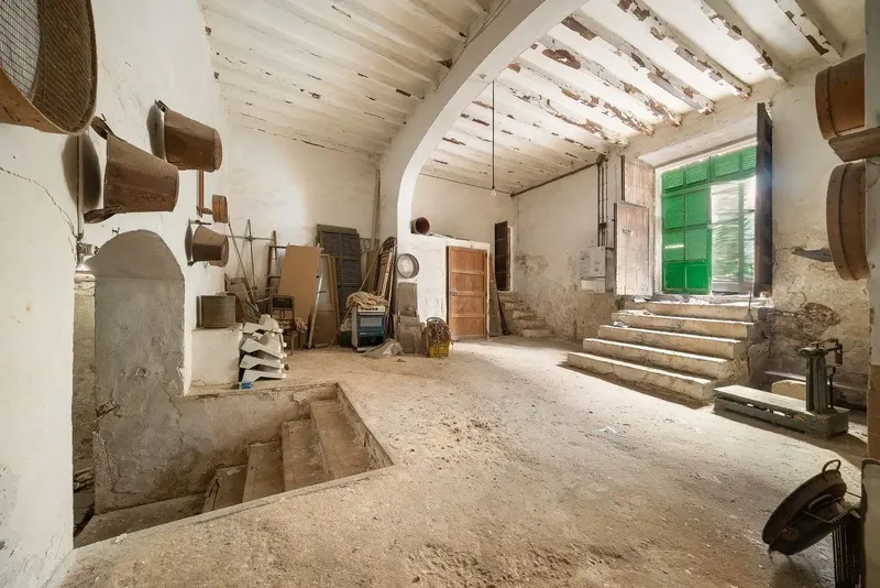 Charming manor house of 716 m2 in Sa Pobla on a plot of 323 m2, divided into 4 floors: The basement contains the wine cellar — photo 4