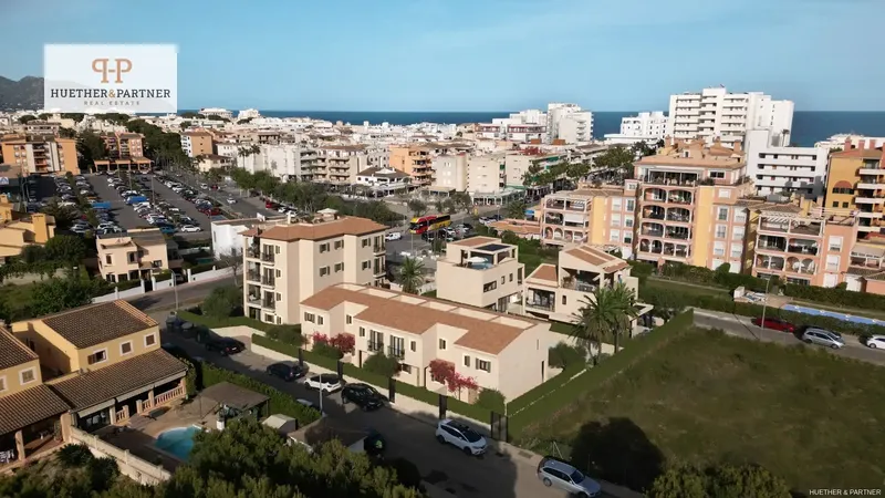 This elegant townhouse is part of a modern new construction project in the heart of Cala Millor, ideal for those seeking — photo 3