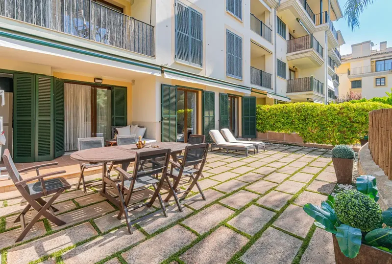 Discover this elegant ground floor with south-facing garden, with views of Bellver forest and located in one of the best areas of Sa T — photo 1