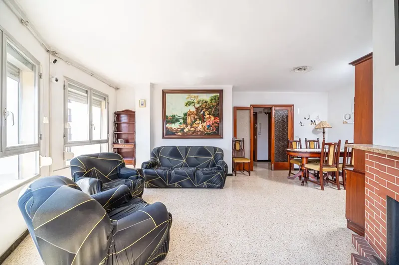 If you are looking for a spacious home with multiple possibilities, this 111 m² apartment is an excellent opportunity. — photo 1