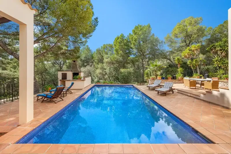 This incredible villa enjoys a privileged location on an elevated and generous plot of around 6,411 m2, it is a pleasant — photo 4
