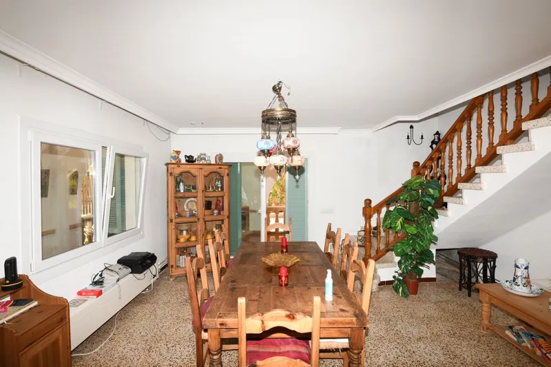 Spacious villa with great potential on a quiet street in Cala Llombards — photo 10