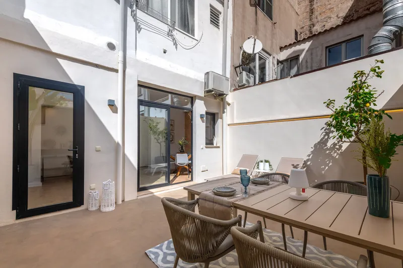 Apartment with large patio and high ceilings near Santa Catalina market — photo 7