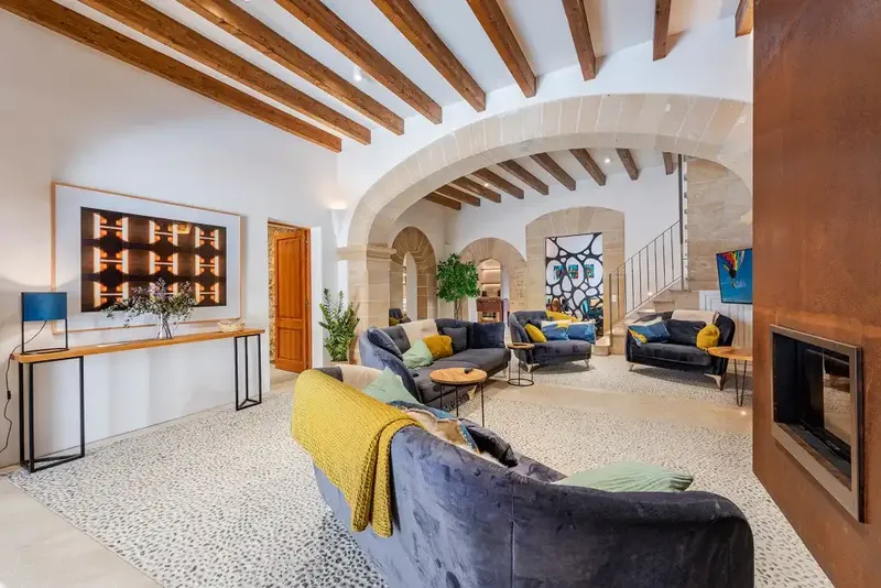 Situated in the heart of the charming historic center of Pollensa, this beautifully renovated townhouse perfectly combines character — photo 11