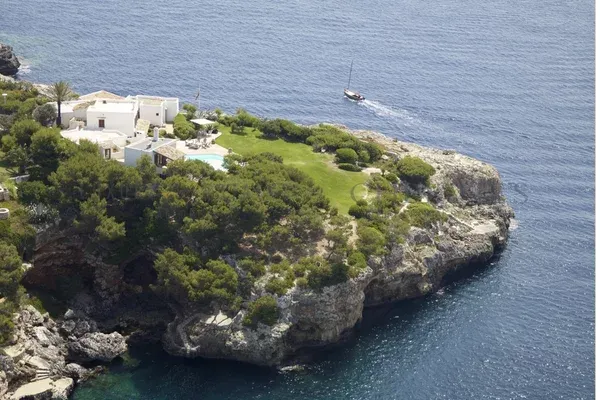 Mediterranean first line villa in Cala d'Or on its peninsula with direct access to the sea — photo 1