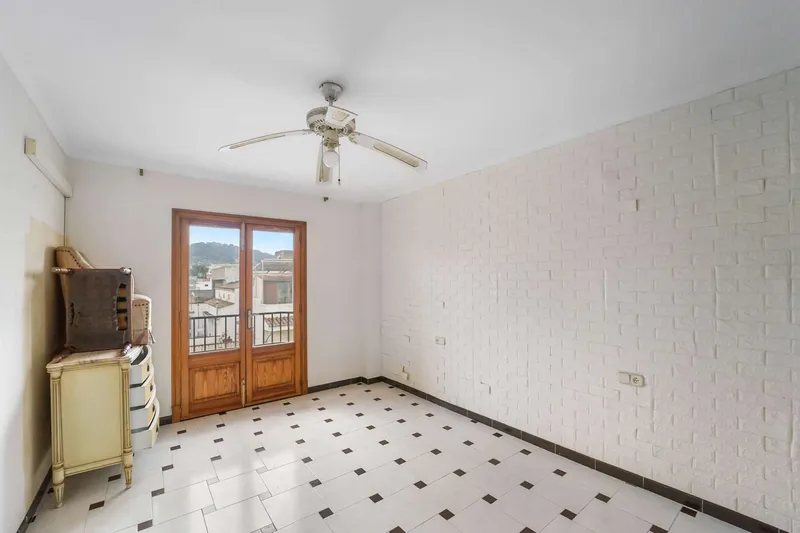 Spacious apartment with terrace and XL garage to realize your dream home in Felanitx — photo 2