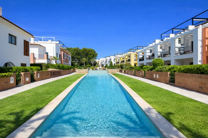 Elegant townhouse in an exclusive residential complex in Camp de Mar — photo 1