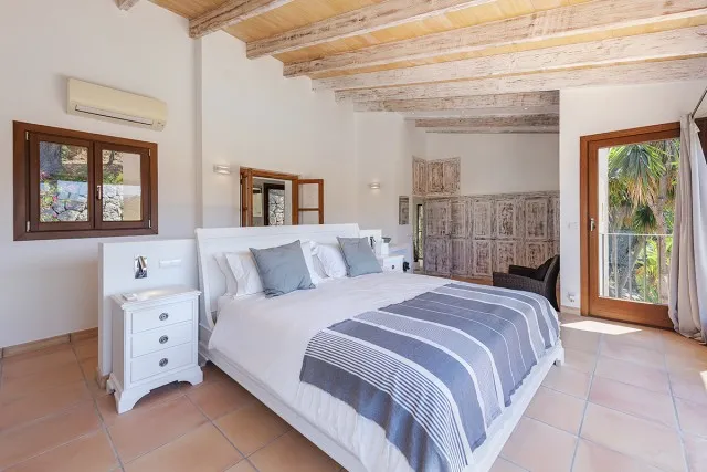 Beautiful hillside villa with incredible views for sale in Pollensa, Mallorca — photo 11
