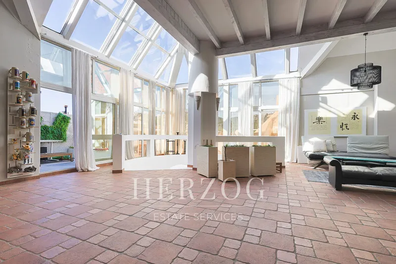 Duplex penthouse with two living levels, terraces and separate studio — photo 9