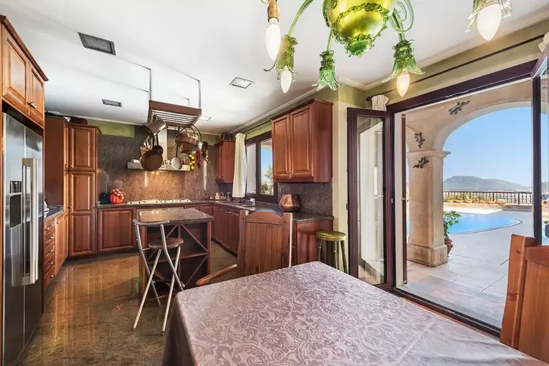 Built in 2003, this impressive property is situated on a corner plot in an elevated position, allowing impressive views — photo 7