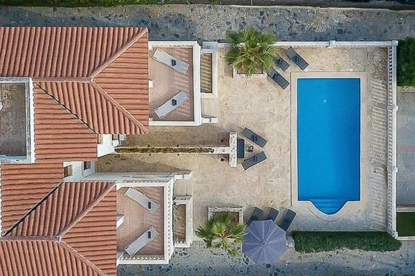 Semi-detached house with two residential units and shared pool — photo 1