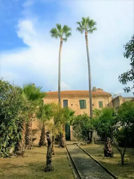 Emblematic manor house from the early 20th century with large spaces — photo 1