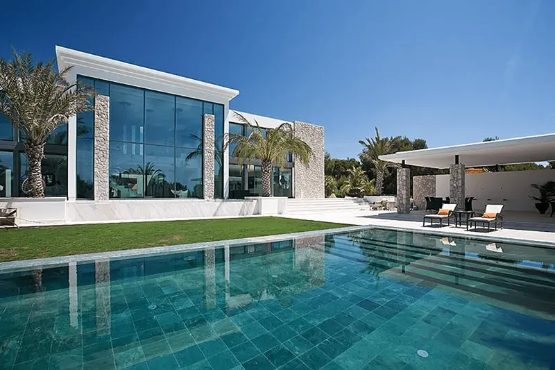 Modern luxury family villa — photo 1