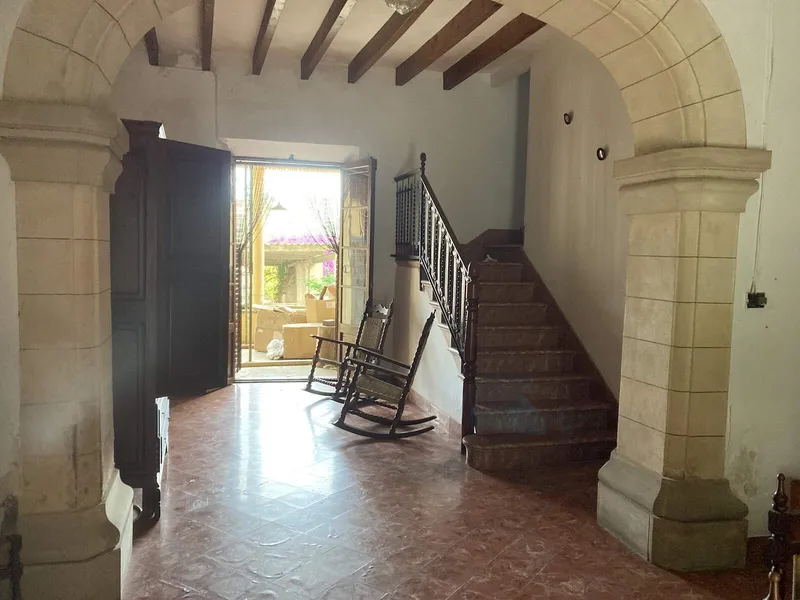 Townhouse needing renovation, 519m² with 6 bedrooms, bathroom & patio for sale — photo 3